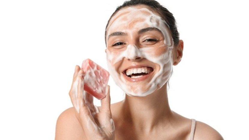 25-Daftar-Sabun-Cuci-Muka-untuk-Kulit-Kering-Wajah-Bersih-Tidak-Bikin-Kulit-Terasa-Ketarik.jpg