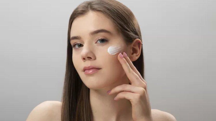 25 Daftar Sunscreen untuk Kulit Kering, Lembap Walau Sering Berada di Ruangan ber-AC