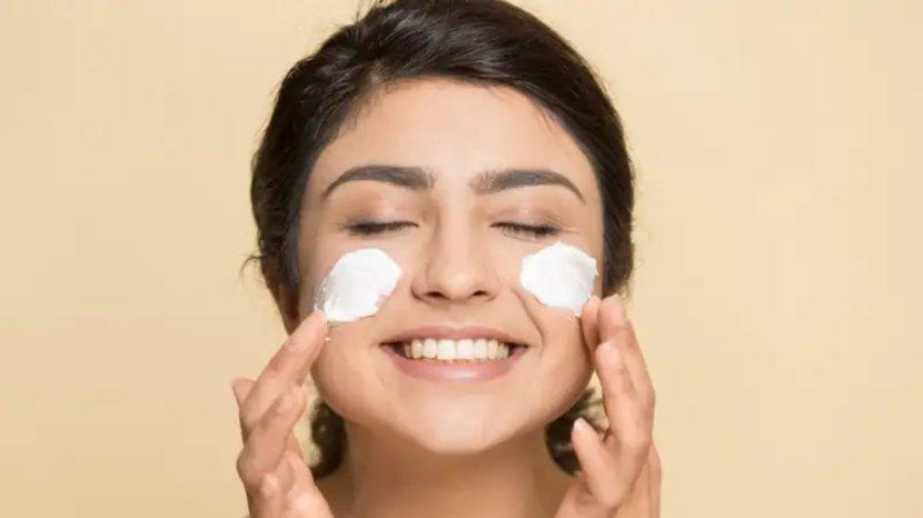 27 Daftar Milk Cleanser yang Angkat Sisa Makeup Tanpa Bikin Kulit Kering