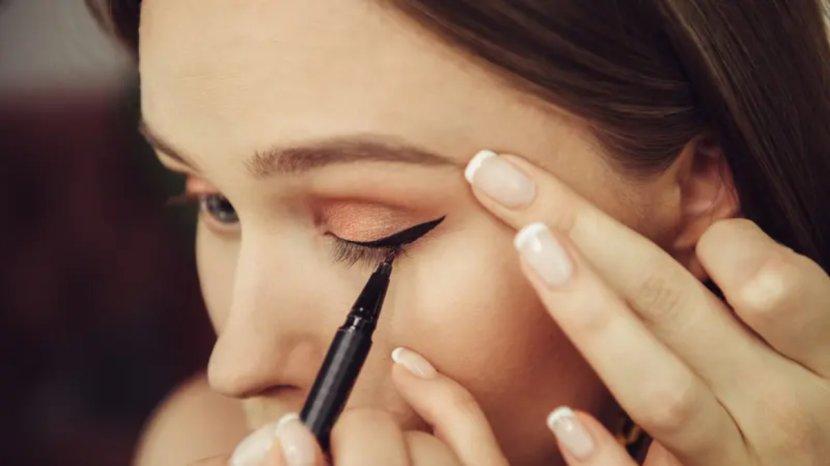 30-Daftar-Eyeliner-Waterproof-Anti-Air-yang-Tahan-Lama-untuk-Mempercantik-Mata-srg.jpg