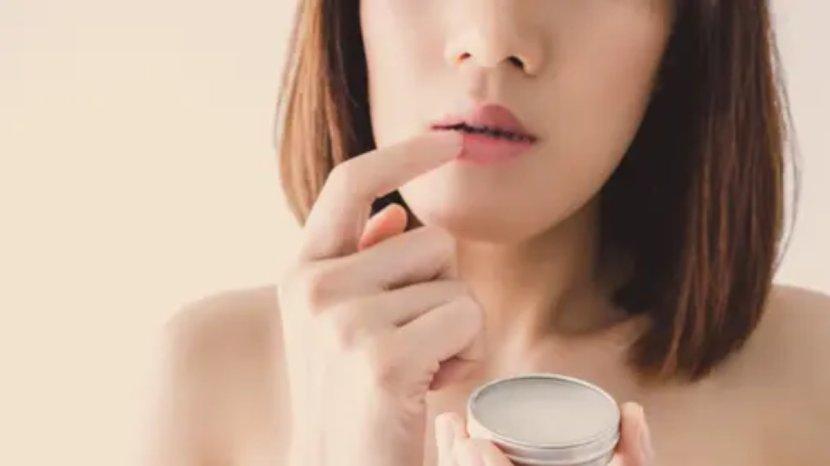 30-Daftar-Lip-Balm-yang-Melembapkan-Bibir-Saat-Puasa.jpg
