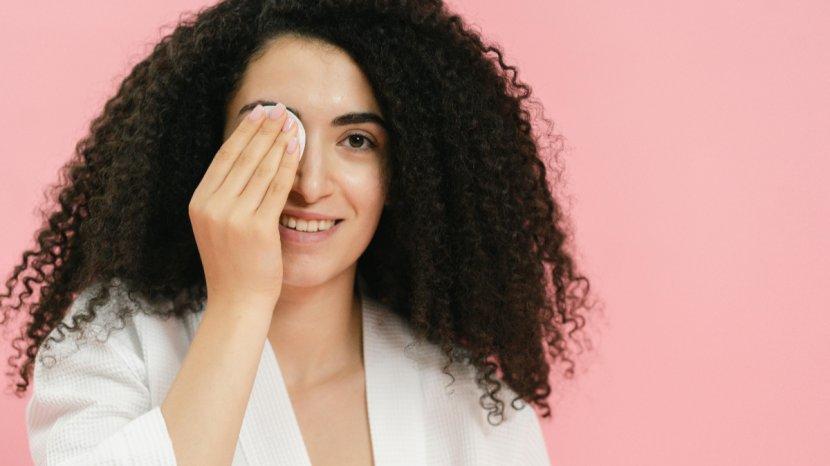 30-Daftar-Makeup-Remover-yang-Ampuh-Membersihkan-Riasan-Wajah-Waterproof.jpg