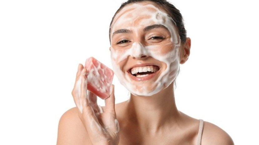 30-Daftar-Sabun-Cuci-Muka-yang-Melembapkan-Dan-Tidak-Bikin-Kulit-Wajah-Kering.jpg