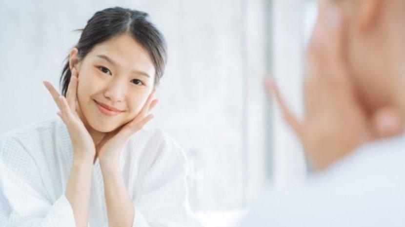 4-Langkah-Menggunakan-Essence-yang-Benar-Agar-Kulit-Cerah-dan-Glowing.jpg