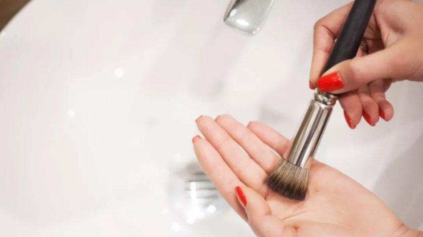 4 Rekomendasi Sabun Pembersih Brush dan Sponge Makeup Terbaik: Anti Bakteri