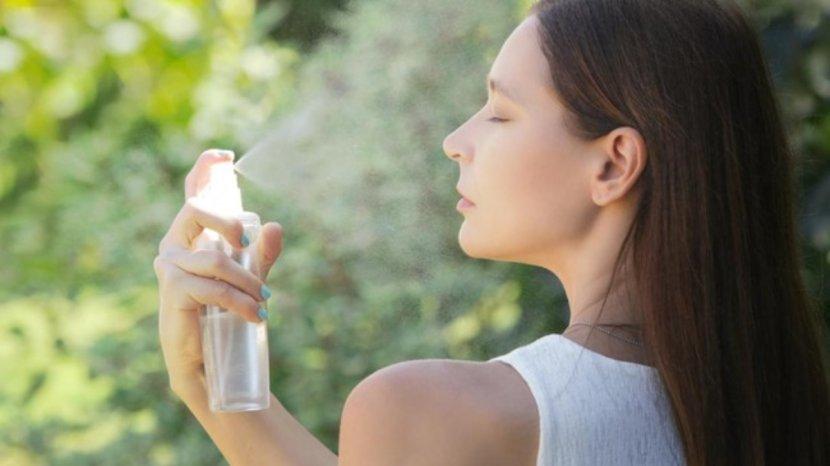 4 Rekomendasi Sunscreen Spray Terbaik yang Praktis Tidak Merusak Makeup
