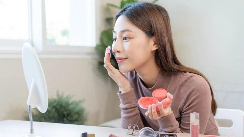 4-Tips-Mengaplikasikan-Cream-Blush-agar-Hasilnya-Tahan-Lama-dan-Tidak-Menor.jpg