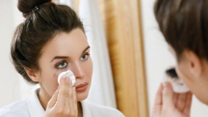 4-Tips-Mudah-Membersihkan-Sisa-Makeup-Buat-Kulit-Sensitif-d.jpg