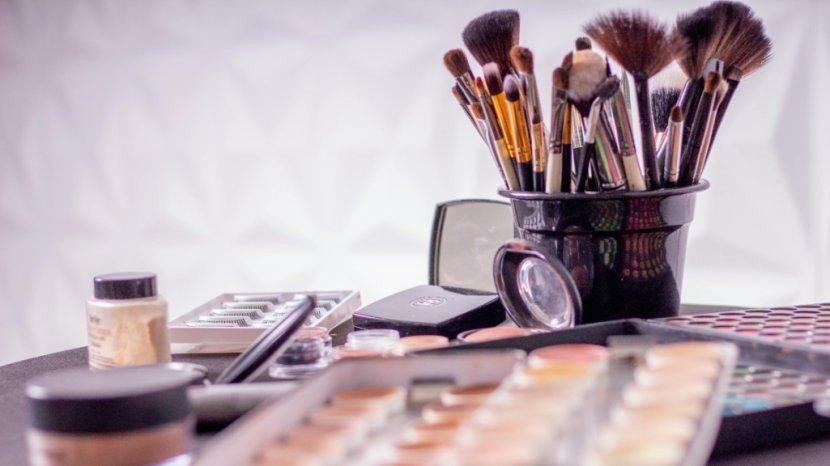 4 Tips Mudah Merawat Brush Make Up, Kunci Tetap Awet dan Higienis!