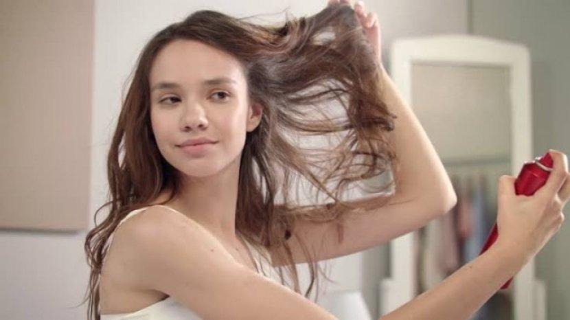 4 Tips Memakai Parfum Rambut Agar Wanginya Tahan Lama Seharian
