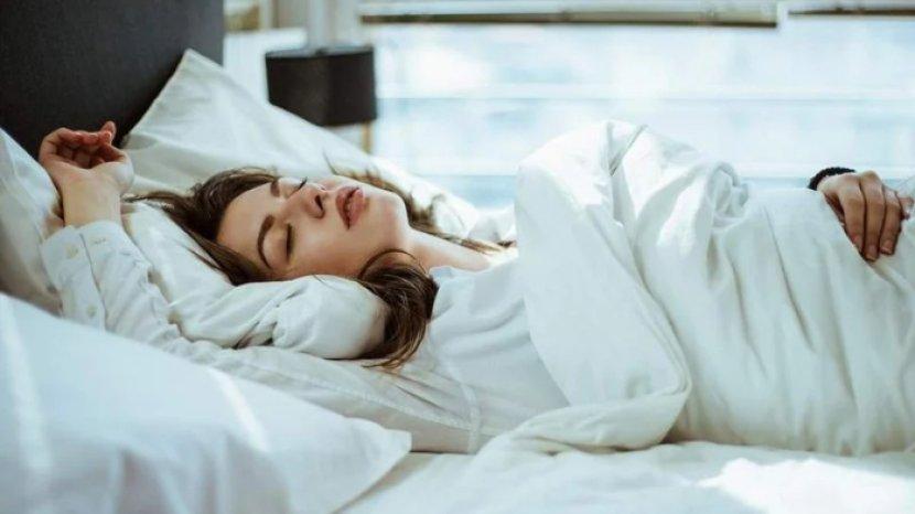 4-permasalahan-yang-bisa-terjadi-kalau-sering-tidur-dengan-keadaan-rambut-basah.jpg