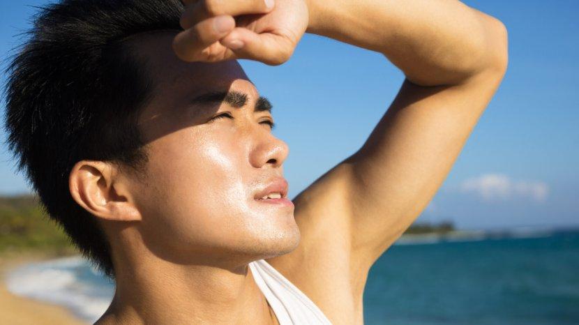 5-Cara-Menjaga-Kulit-Sensitif-Saat-Cuaca-Sedang-Panas-Tidak-Cukup-Sunscreen-Saja-sde.jpg