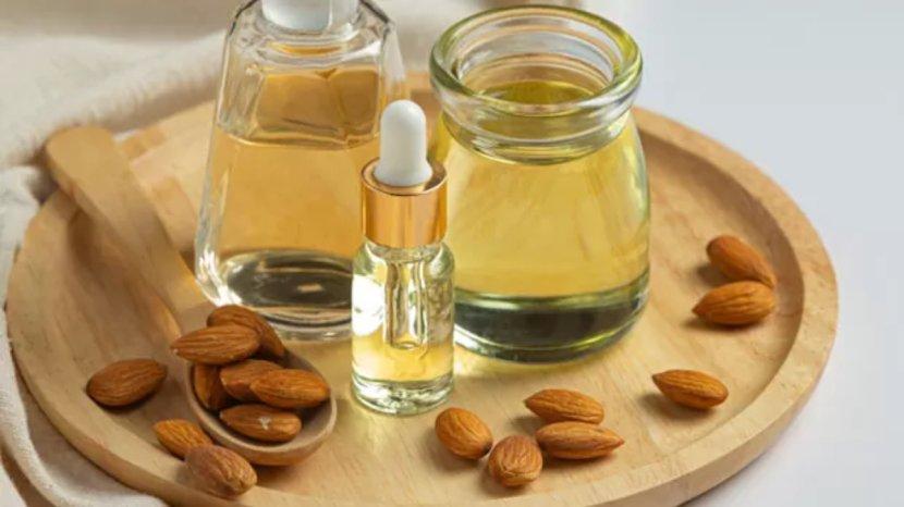 5 Manfaat Mengoleskan Minyak Almond ke Wajah, Bisa Meredakan Jerawat hingga Samarkan Mata Panda