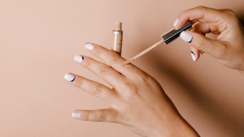5 Rekomendasi Concealer Full Coverage untuk Makeup Flawless Warna Cerah Merata