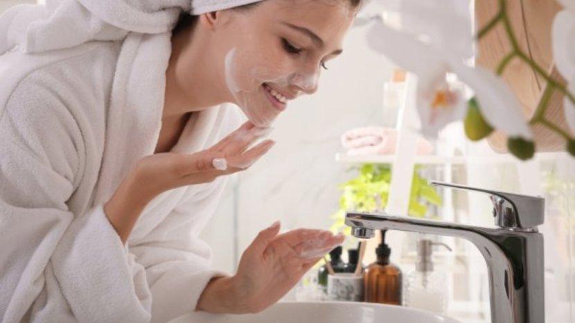 5 Rekomendasi Facial Wash Lokal Berbagai Merek di Bawah 100 Ribuan