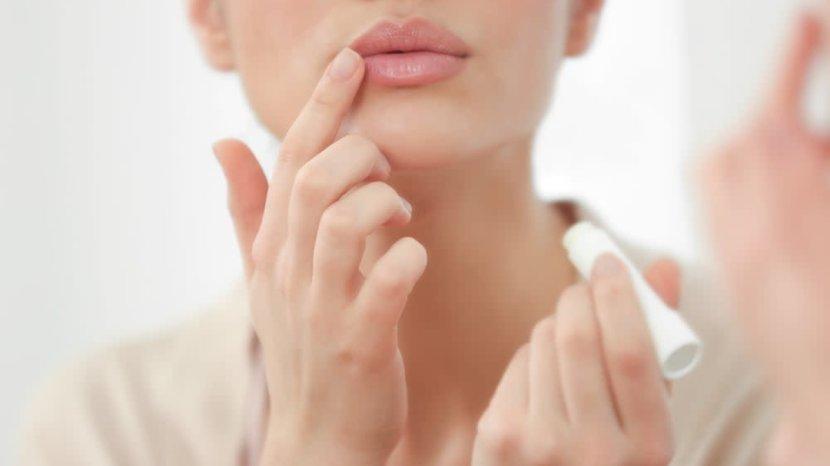 5-Rekomendasi-Lip-Balm-Baru-yang-Ringan-di-Bibir-Tidak-Bikin-Kering-d.jpg