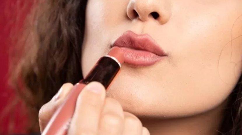 5 Rekomendasi Lipstik Warna Pink yang Fresh untuk Acara Bukber