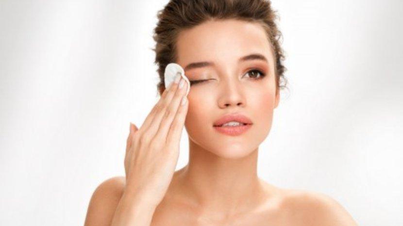 5 Rekomendasi Makeup Remover 50 Ribuan untuk Bersihkan Makeup Wateproof