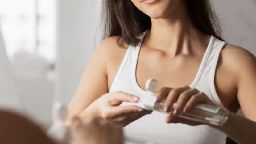 5-Rekomendasi-Micellar-Water-yang-Ringan-dan-Bersih-di-Wajah-d.jpg