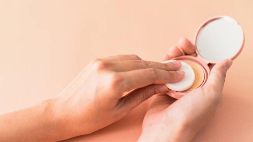 5-Rekomendasi-Powder-Foundation-yang-Bisa-Menyamarkan-Pori-pori-di-Wajah.jpg