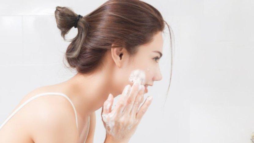 5-Rekomendasi-Sabun-Cuci-Muka-Terbaru-yang-Efektif-Angkat-Minyak-dan-Sisa-Makeup-se.jpg