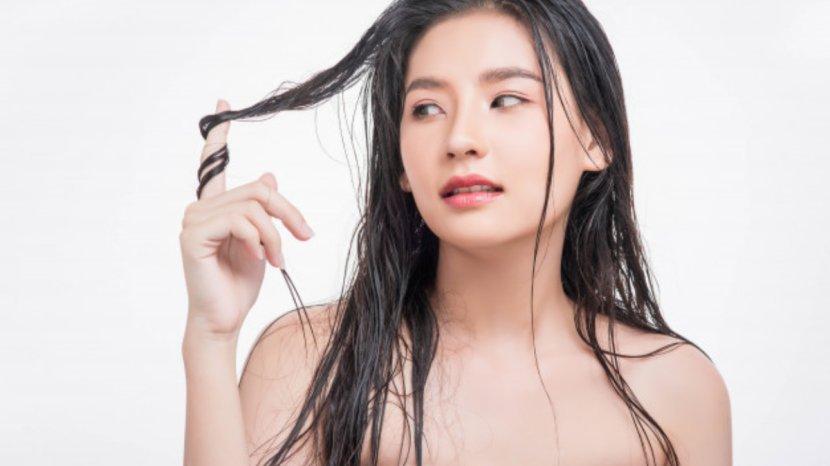 5 Tips Mengatasi Rambut Lepek Tanpa Harus Keramas Setiap Hari