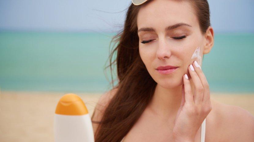5-Rekomendasi-Sunscreen-Baru-yang-Ringan-dan-Tidak-Bikin-Lengket-di-Wajah-d.jpg