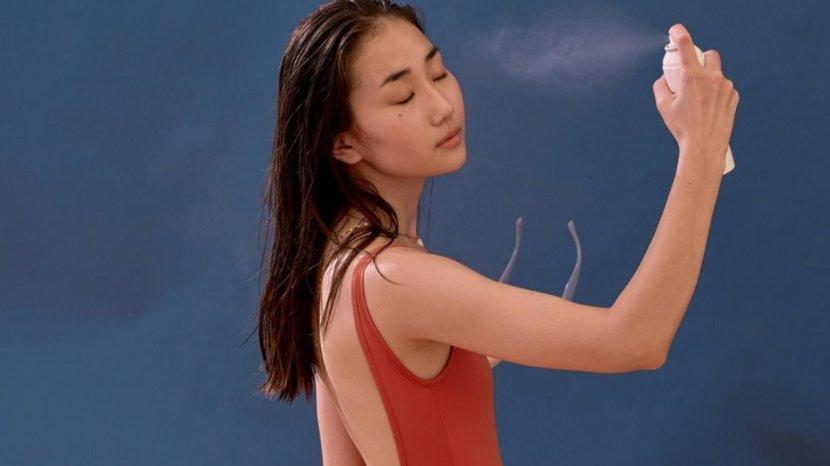 5 Rekomendasi Sunscreen Spray yang Praktis Dibawa Berpergian Tanpa Merusak Makeup