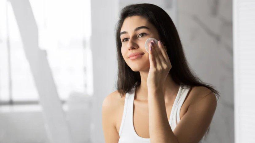 5-Tips-Menggunakan-Micellar-Water-yang-Benar-Agar-Kulit-Tidak-Beruntusan.jpg