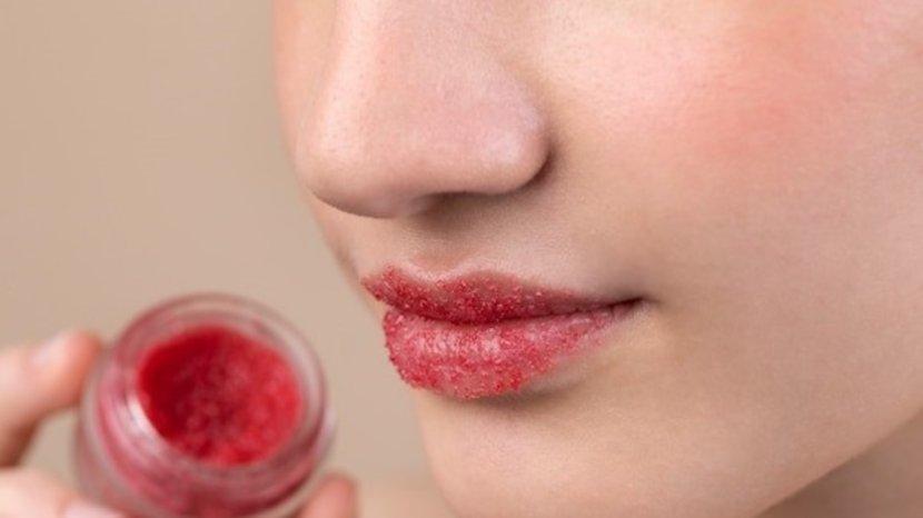 5-Tips-dan-Trik-Pakai-Lipstik-untuk-Bibir-yang-Gampang-Kering-dan-Pecah-pecah-f.jpg