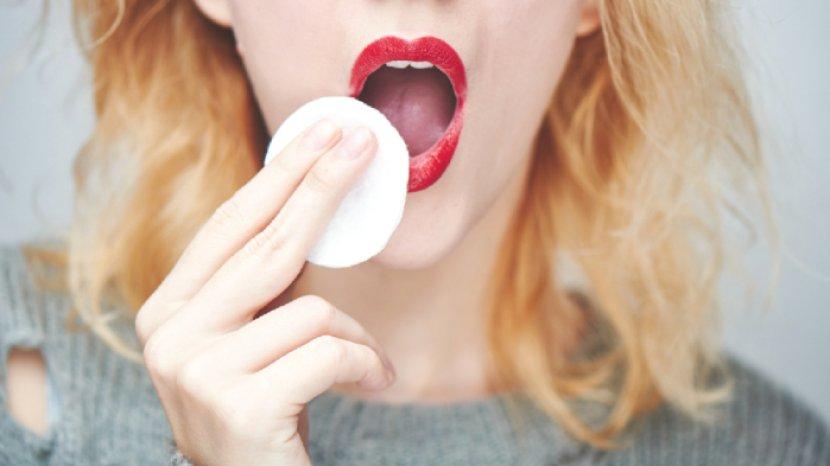 5 Bahan Alami untuk Menghapus Lipstik Matte yang Waterproof, Tak Lagi Ribet