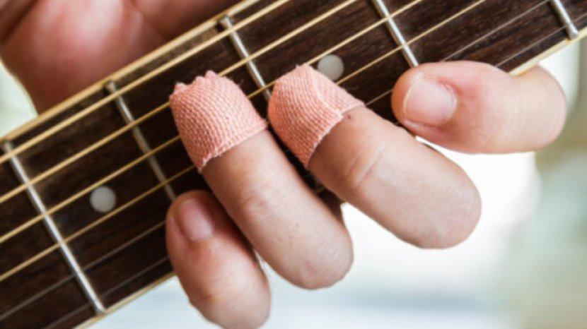 5 Cara Mengatasi Tangan Kapalan Akibat Keseringan Bermain Gitar, Cepat dan Mudah Dilakukan