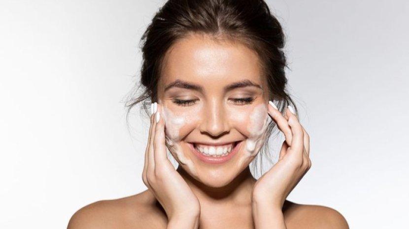 5 Facial Wash Wardah yang Cocok Buat Kulit Wajah Berminyak dan Berjerawat