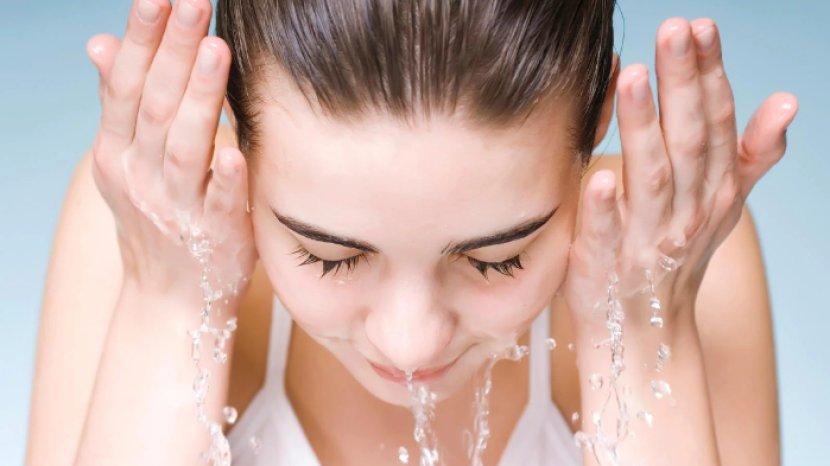 5 Manfaat Air Garam untuk Wajah yang Jarang Diketahui Banyak Orang