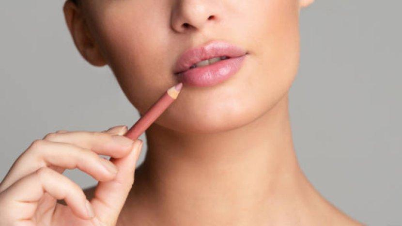 5-lip-liner-yang-cocok-kamu-pakai-saat-kondangan-ampuh-menutupi-garis-bibir.jpg