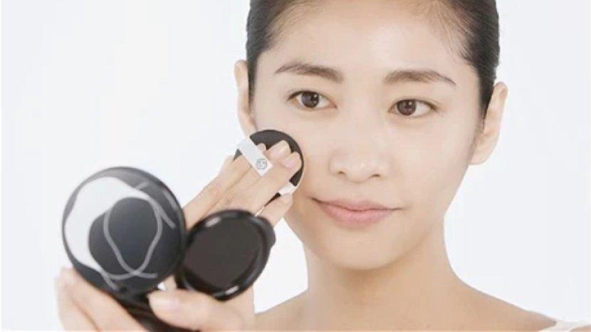 5 Rekomendasi Cushion Terbaik yang Pas Buat Pemilik Kulit Wajah Kering