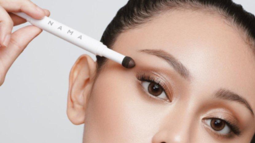 5 Rekomendasi Eyeshadow Stick Untuk Mempercantik Penampilan Mata, Cukup Sekali Pulas