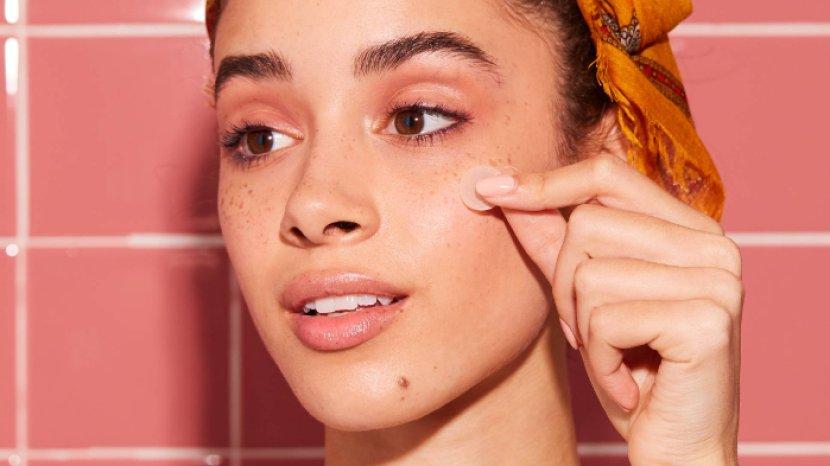 5 Tips Pakai Acne Patch yang Benar Agar Jerawat Cepat Mengempis