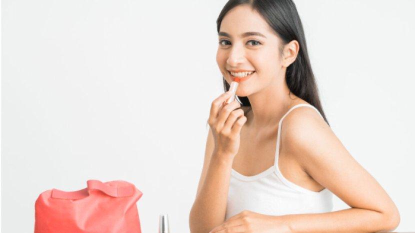 5 Cara Mudah Menghapus Lipstik Matte Tanpa Bikin Bibirmu Kering dan Perih, Bisa Pakai Bahan Rumahan