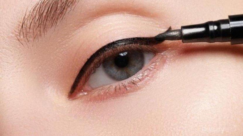 6-Kesalahan-Saat-Memakai-Eyeliner-Cair-yang-Harus-Dihindari-oleh-Pemula-dsdrg.jpg