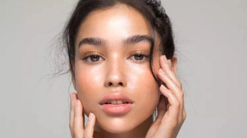 6 Tips dan Trik Pakai Highlighter Agar Tampilan Wajah Glowing dan Natural