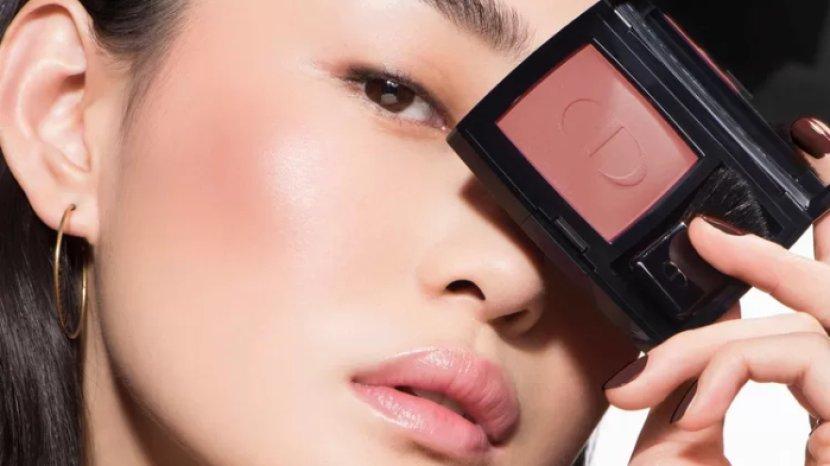 6 Tips Agar Blush On Awet Saat Bukber, Tetap Merona Walau di Malam Hari
