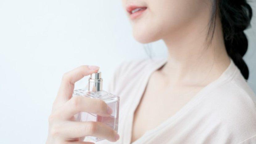 6 Tips Pakai Parfum Agar Wanginya Bisa Tahan Lama