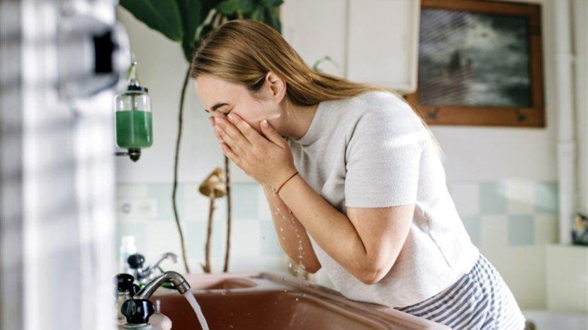 7-Akibat-Malas-Cuci-Muka-Sebelum-Tidur-Pori-pori-Tersumbat-Hingga-Jerawat.jpg