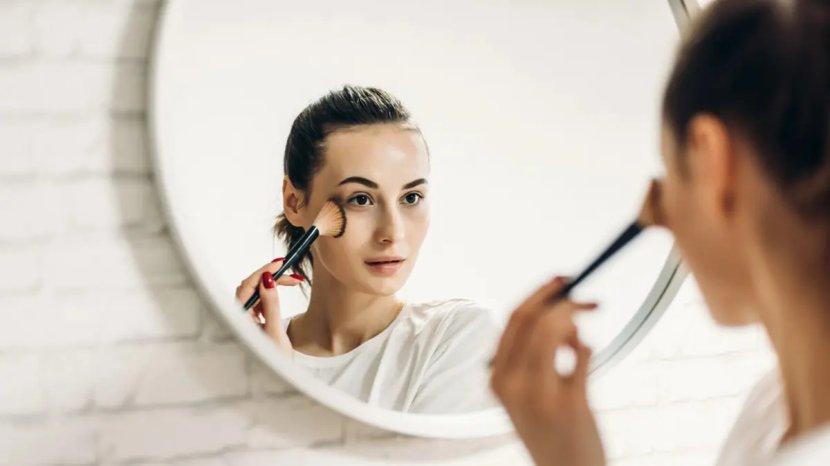 7-Keuntungan-Memakai-Setting-Powder-untuk-Makeup-Tahan-Lama-Cegah-Berminyak-5.jpg