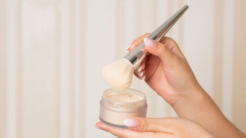 7-Rekomendasi-Bedak-Tabur-yang-Mencerahkan-Buat-Kulit-Berminyak.jpg