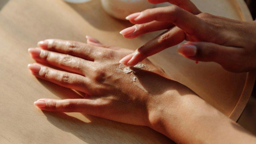 7 Rekomendasi Body Lotion Glutathione untuk Mencerahkan dan Mengatasi Kulit Belang