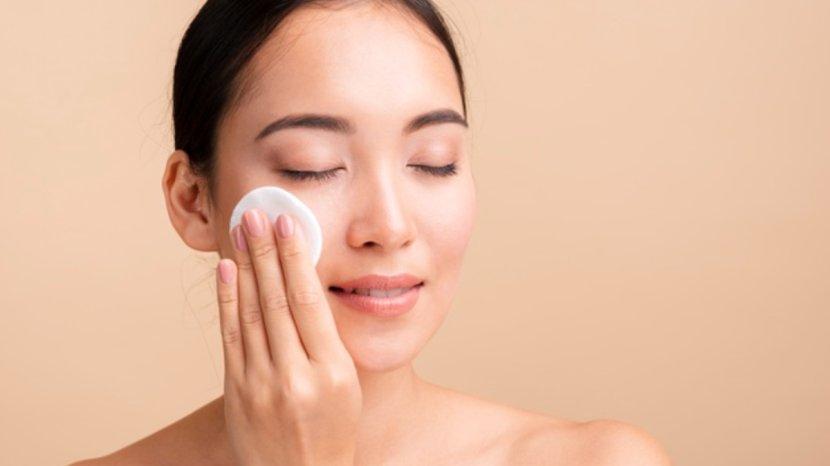 7-Rekomendasi-Exfoliating-Pad-Kemasan-Praktis-untuk-Bersihkan-Kulit-Penyebab-Kusam-di-Wajah.jpg
