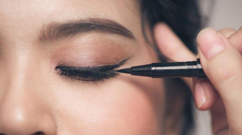7-Rekomendasi-Eyeliner-Formula-Waterproof-untuk-Mempertegas-Garis-Mata-Dijamin-Bebas-Luntur.jpg