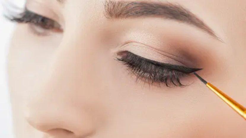7-Rekomendasi-Eyeliner-Pen-Anti-Luntur-Dijamin-Aman-Walau-Terkena-Air-dan-Keringat.jpg